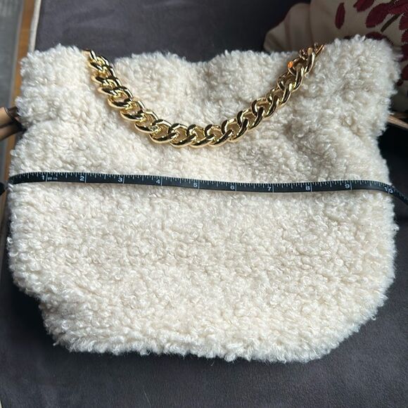 Kelly & Katie Purse Faux Fur Plush Lylla Bucket Bag Wrist Arm Chain - Picture 4 of 7